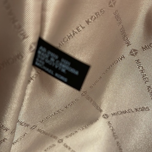 MICHAEL KORS
Jet Set Travel Lg Top Zip Shoulder Tote Saffiano Leather
Pwdr Blush - Picture 7 of 16